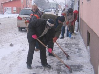 uklid-chodniku-od-snehu