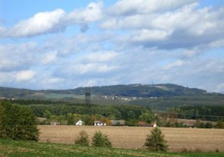 pohled-na-zvicinu-od-dachov-foto