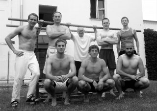 gymnastika-bradla-venku