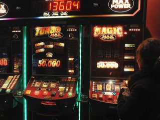 5078365-ostrava-herna-hraci-automaty-hazard_denik-605