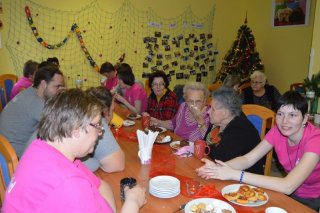 kamaradi-u-vanocne-prostr-stolu