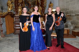 julie-svc49bcenc3a1-karolc3adna-c5bemolc3adkovc3a1michaela-kc3a1c48derkovc3a1-a-jaroslav-svc49bcenc3bd-na-festivalu-jihoc48deskc3a9-novc3a9-hrady-foto-julie-jandovc3a1