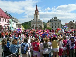 dscn7584_nova_paka_-_na_namesti_probihal_studentsky_majales_-_frantisek_wohlmuth_-_2-_kvetna_2007